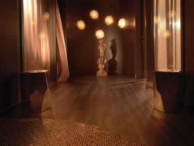 Chambre chaleureuse et tamisée avec sol en bois et tapis rond dans une chambre d'hôtel.