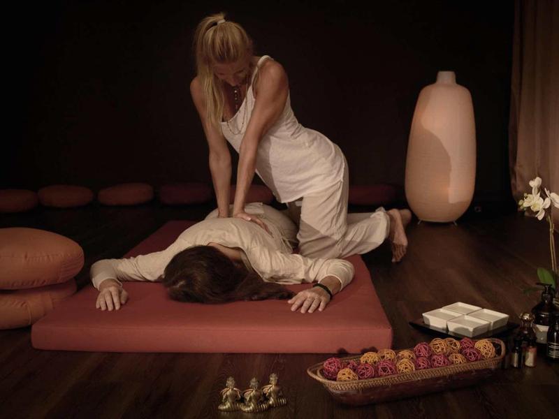 Massage relaxante avec éclairage doux dans une pièce calme.