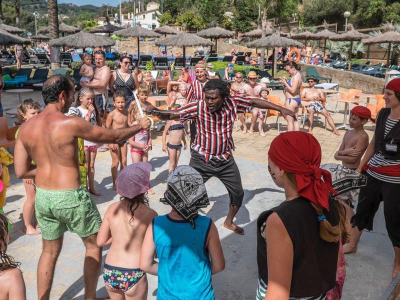 Ludzie biorący udział w grupowej aktywności na świeżym powietrzu blisko plaży.