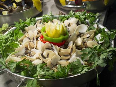 Buffet avec un grand choix de coquillages et d'herbes fraîches décorées.
