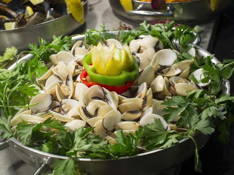 Buffet avec un grand choix de coquillages et d'herbes fraîches décorées.