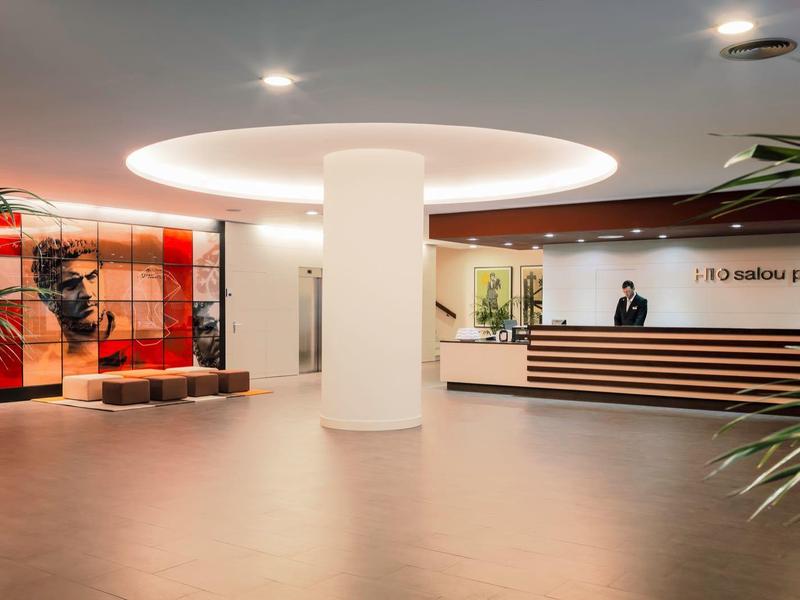 Moderne hotel lobby met gebogen receptiebalie en warme verlichting