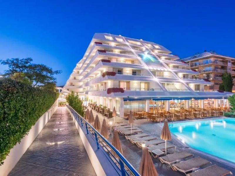 Hotel moderno con piscina illuminata e terrazza al crepuscolo