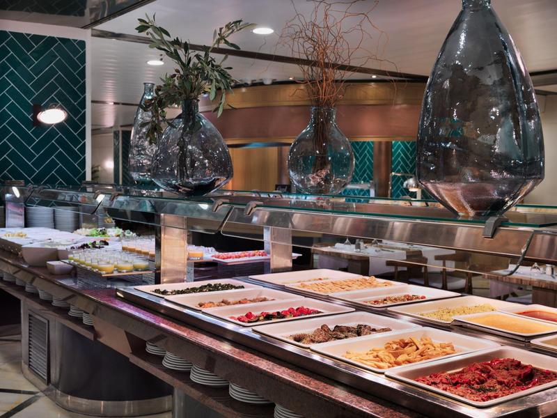 Bufet z różnorodnymi potrawami w nowoczesnej restauracji.