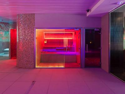 Sauna s barevným osvětlením v moderním hotelovém wellness.