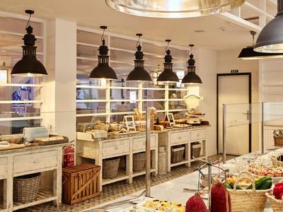 Buffet amplio con luz colgante y variedad de alimentos en un comedor moderno y acogedor.