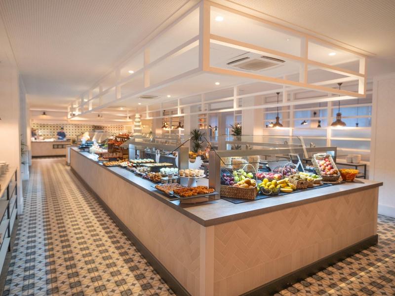 Buffet moderno dell'hotel con piatti diversi in una stanza luminosa e elegante.