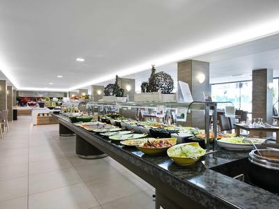 Area buffet con una varietà di piatti in un ambiente moderno di ristorante.