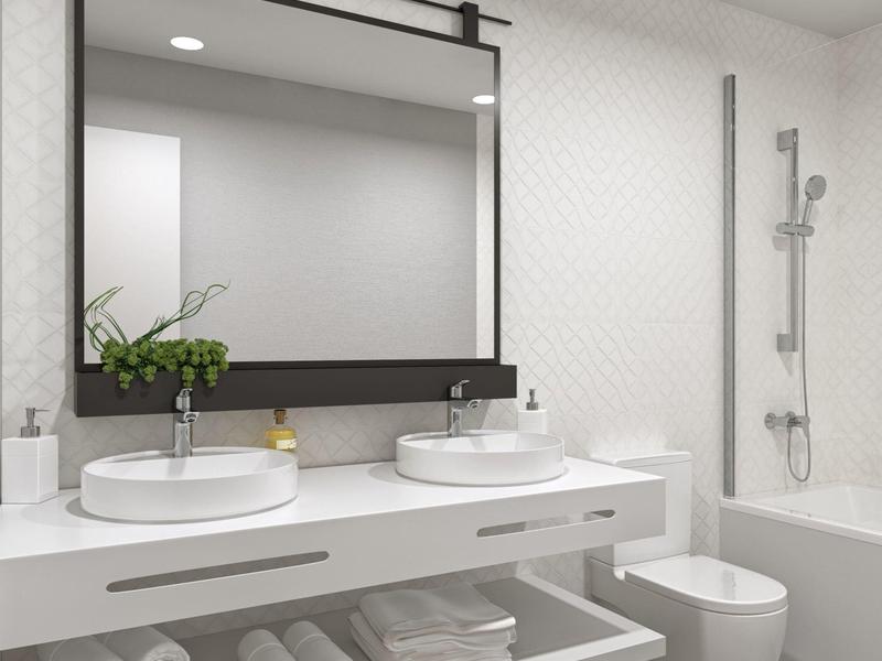 Nowoczesna łazienka z podwójną umywalką, dużym lustrem i wanną w jasnej kolorystyce.