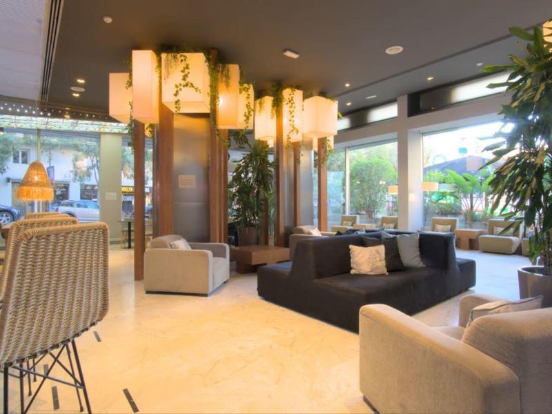 Luminosa e moderna hall dell'hotel con comodi posti a sedere e grandi finestre.