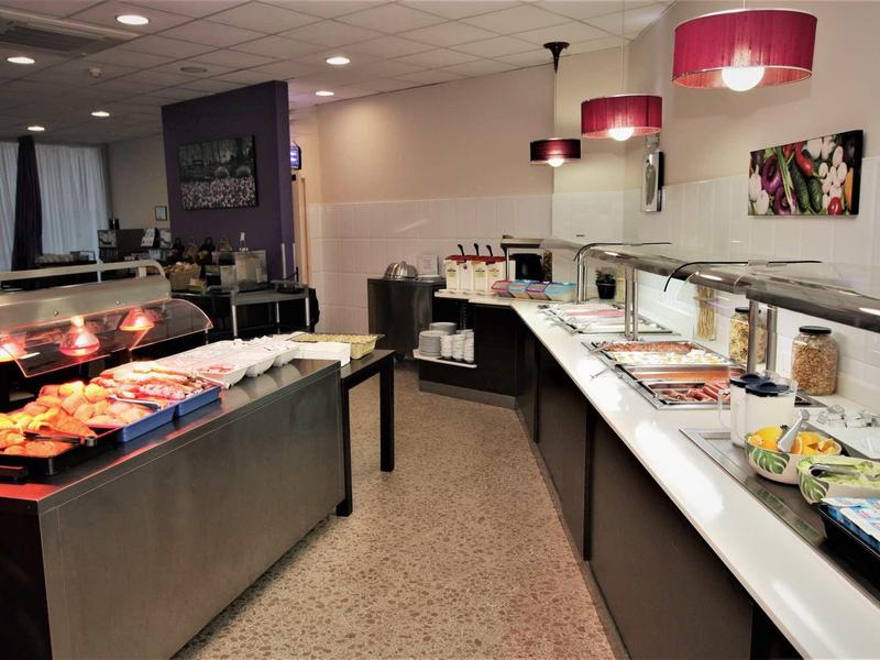 Bufet z różnymi potrawami i napojami w restauracji hotelowej.