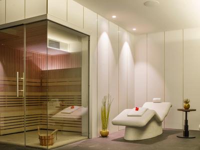 Nowoczesna sauna wellness z wygodnymi leżankami i minimalistycznym designem.