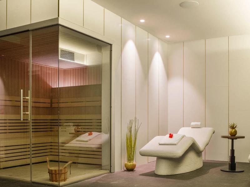 Nowoczesna sauna wellness z wygodnymi leżankami i minimalistycznym designem.