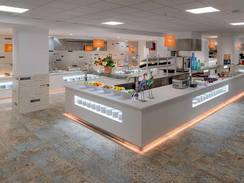 Buffet moderno y bien iluminado con variedad de alimentos en un restaurante elegante.