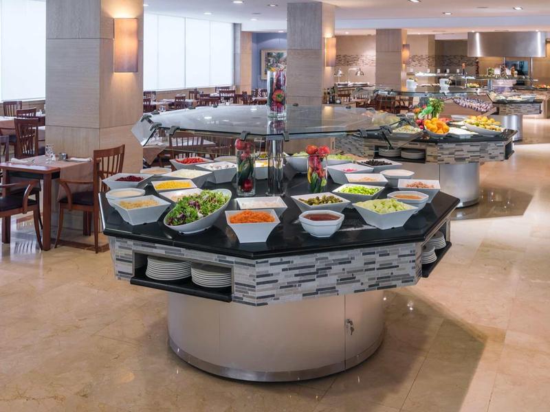 Elegantní jídelna s bufetovým pultem pro saláty a předkrmy v hotelové restauraci.