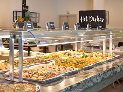 Buffet con vari piatti caldi in un ristorante.