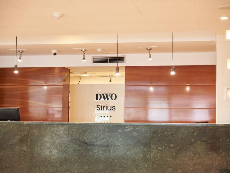 Reception di hotel moderna con pannelli in legno e bancone in marmo semplice.