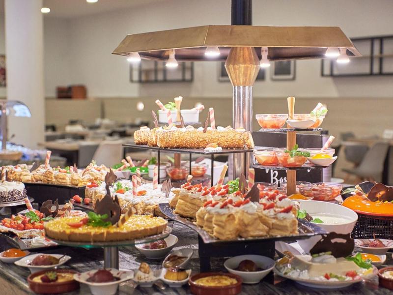 Buffet con una varietà di antipasti e dessert in un ristorante