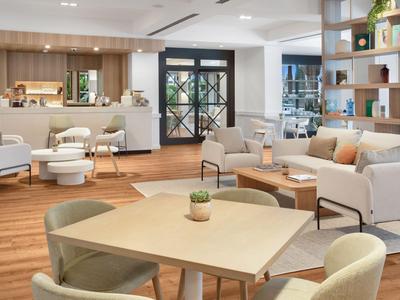 Modern ingerichte hotel lounge met zitgroepen en houten vloer