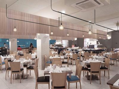 Ampia sala da pranzo moderna con luci sospese e tavoli e sedie ordinatamente disposti.