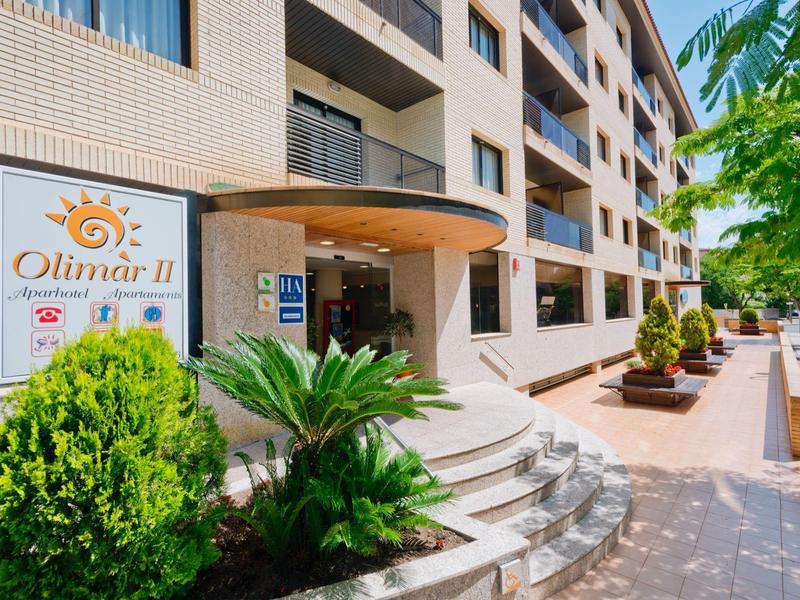 Vue extérieure de l'hôtel Olimar II avec entrée, escaliers et plantes.