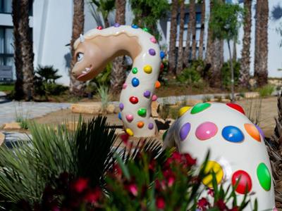 Kolorowa rzeźba żyrafy w ogrodzie przy hotelu.