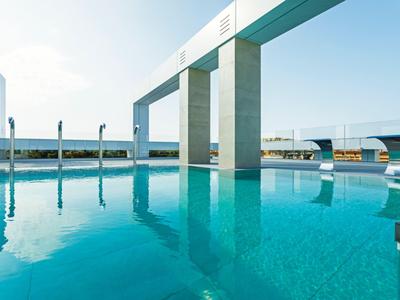 Piscine moderne sur le toit avec eau claire réfléchissante et vue dégagée.