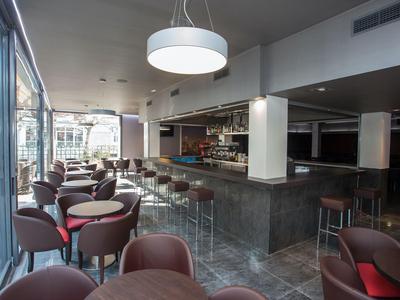 Area bar e lounge moderna dell'hotel con posti a sedere e grande vetrata