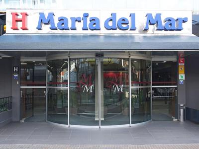 Ingresso con porte girevoli in vetro dell'Hotel Maria del Mar con insegna e rampa