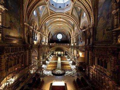 Luxuriöser, beleuchteter Innenraum mit gewölbten Decken und kunstvollen Verzierungen.