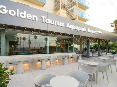 Außenbereich einer modernen Bar mit Stühlen und Tischen neben dem Golden Taurus Aquapark Resort.
