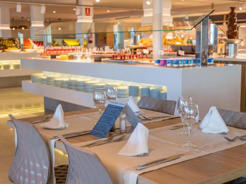 Eleganter gedeckter Tisch mit Servietten und Weingläsern in einem modernen Restaurant.