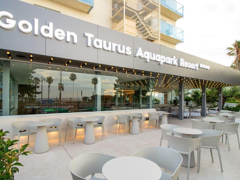 Außenbereich einer modernen Bar mit Stühlen und Tischen neben dem Golden Taurus Aquapark Resort.