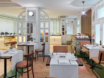 Ristorante elegante con tovaglie bianche, mobili in legno e grandi finestre per la luce naturale.