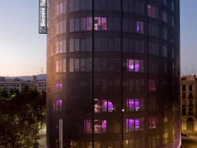 Modern rond hotelgebouw met avondverlichting en buitenzitgedeelte