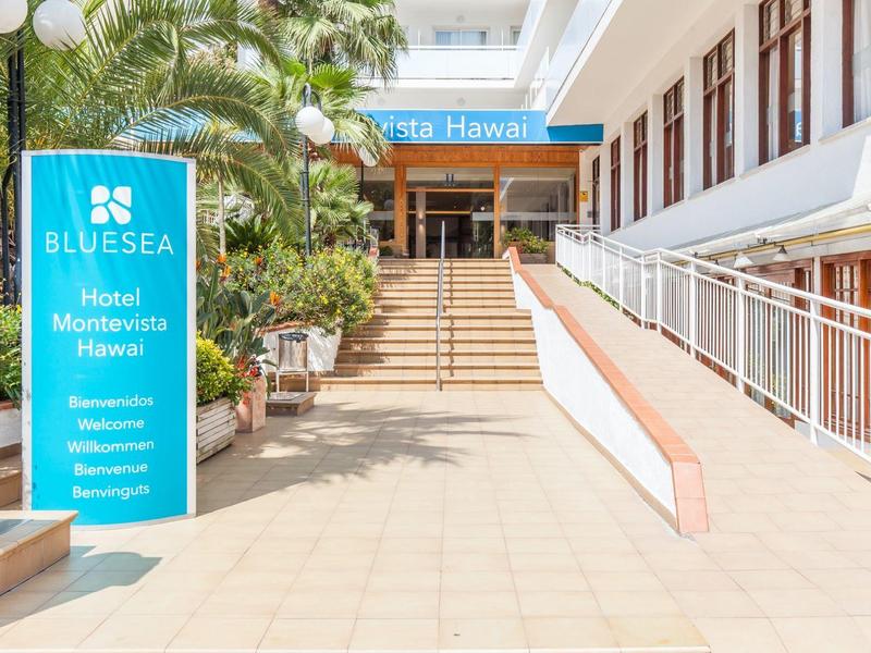 Wejście do Hotelu Montevista Hawaii z niebieskim szyldem i schodami.