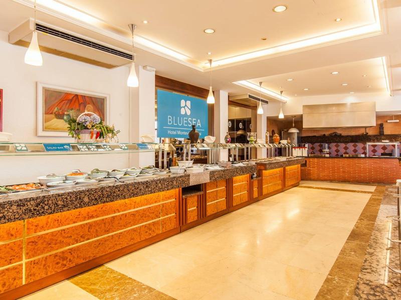 Jasno oświetlony bufet z różnorodnymi potrawami i nowoczesnym designem.