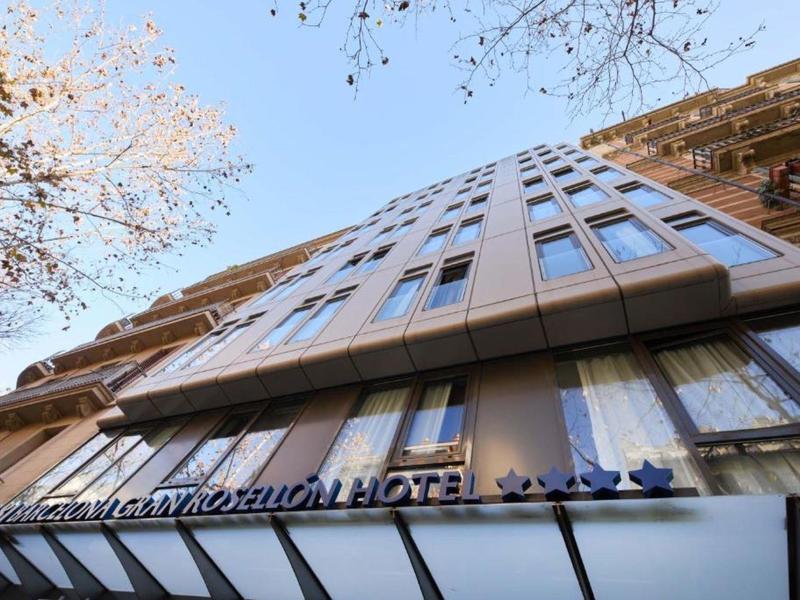 Hoher Hotelbau mit vielen Fenstern, moderner Fassade und Schriftzug "Marathon Hotel".