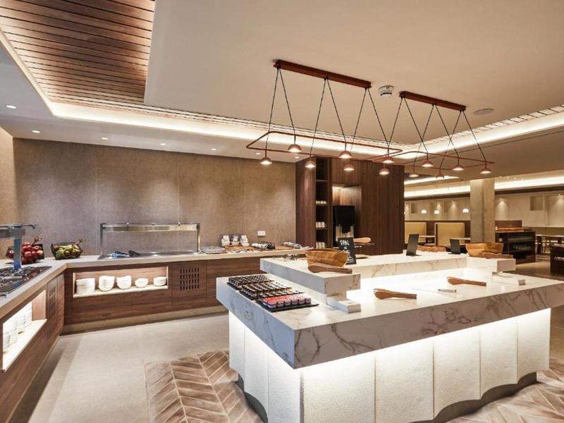 Area buffet moderna con illuminazione calda in hotel.