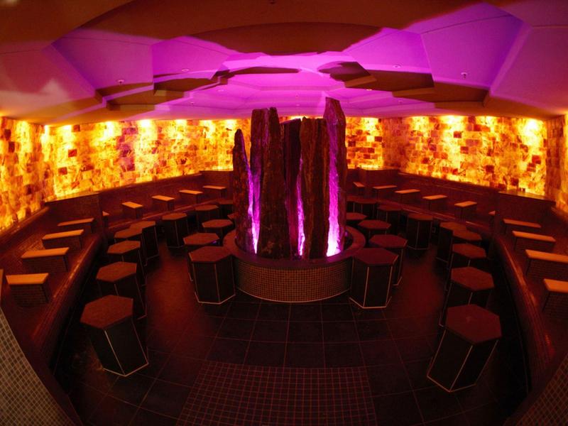 Gemütlicher Wellnessraum mit runden Sitzgelegenheiten und stimmungsvoller Beleuchtung.