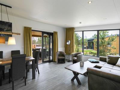 Heller Wohn- und Essbereich mit Sofa, Esstisch und Blick auf Garten und Terrasse