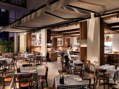 Gemütliches Restaurant mit karierten Tischdecken und gedämpfter Beleuchtung in einem Hotel.