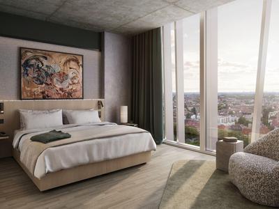 Modernes Hotelzimmer mit großem Bett, Kunstbild und bodentiefen Fenstern mit Stadtblick.