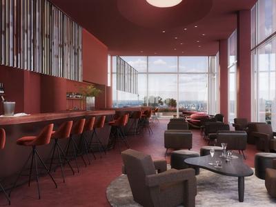 Modernes Hotelbar-Interieur mit roter Farbgestaltung, Barhockern und Lounge-Sesseln vor großen Fenstern.
