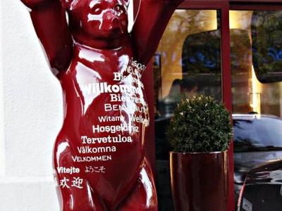 Sculpture d'ours rouge avec noms des quartiers de Berlin devant un hôtel à Berlin