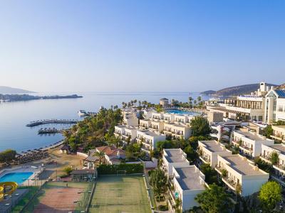 Luxuriöses Resort am Meer mit Pools, Tennisplatz und weitem Blick auf den Ozean.
