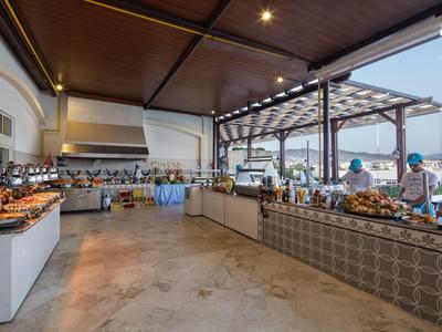 Groot zelfbedieningsbuffet met open plafond in restaurant