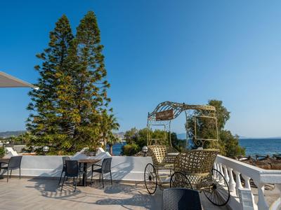 Taras z krzesłami, stołami i widokiem na morze pod czystym niebem