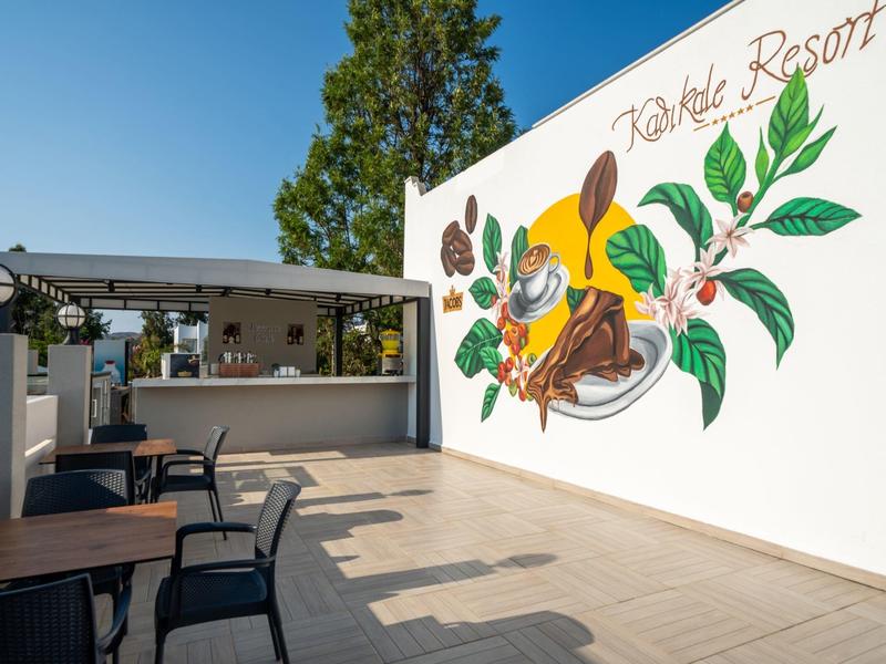 Nowoczesny teren zewnętrzny z barem i kolorowym muralem w ośrodku.