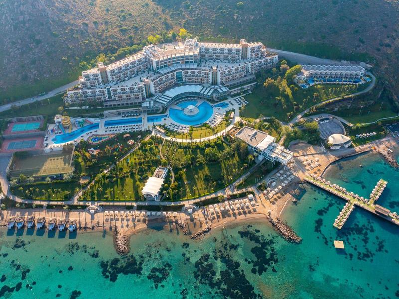 Duży ośrodek z basenem, ogrodami i prywatną plażą nad czystym morzem.